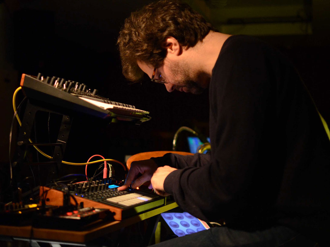 Tom Cawley plays keyboards on SessionBand Jazz Fusion app